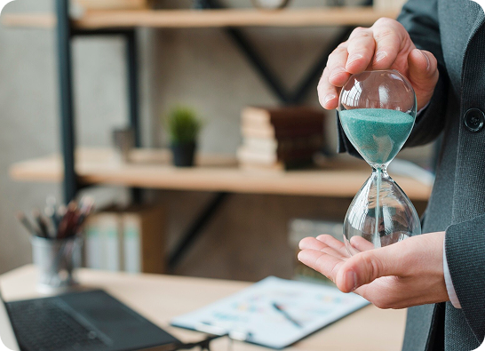 Reloj de arena representando el tiempo y las decisiones estratégicas